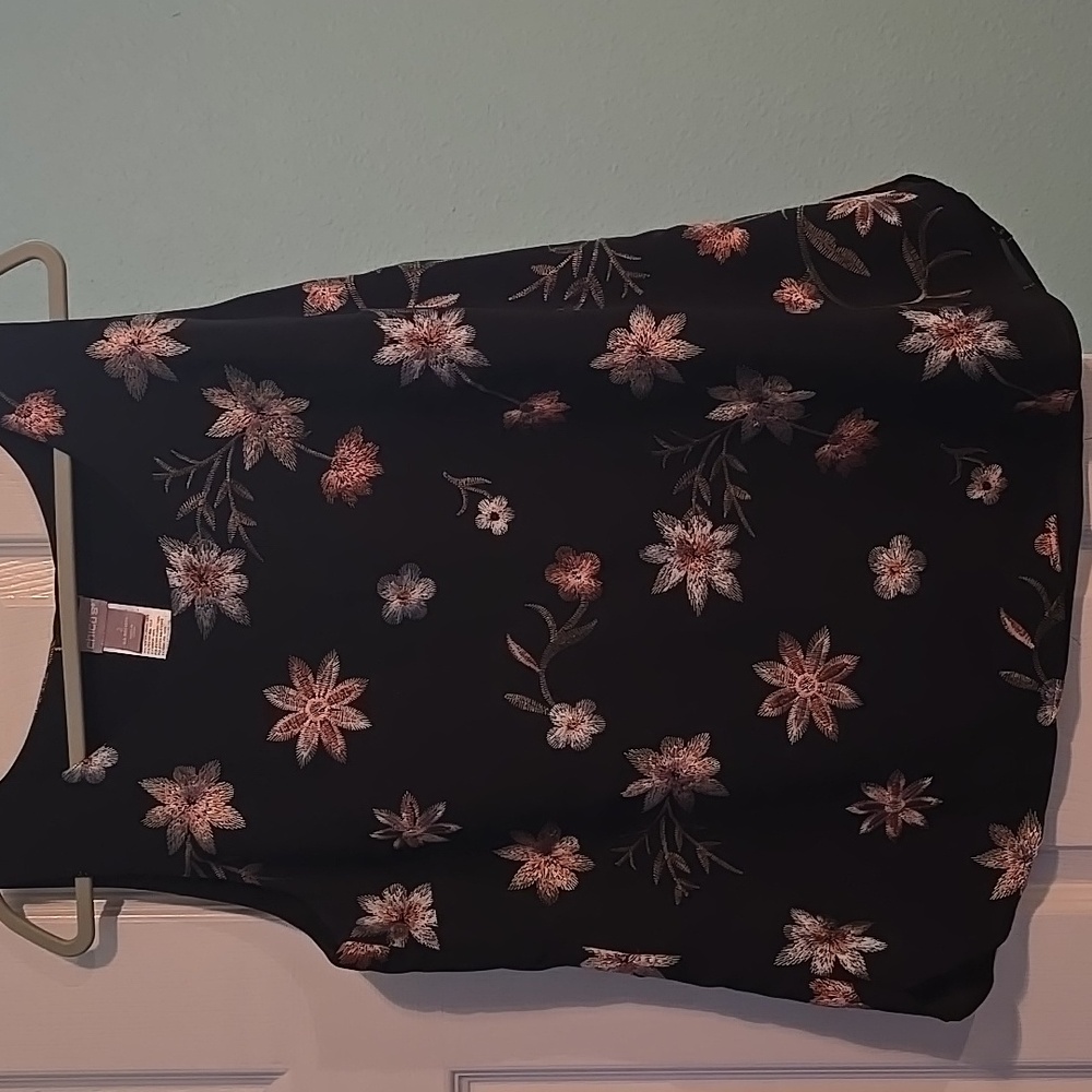 Chico's Black Floral Tank Top For Parties Or Casual.